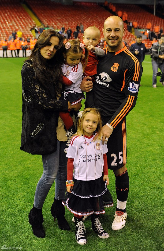 Pepe Reina hạnh phúc bên vợ và 3 đứa con
